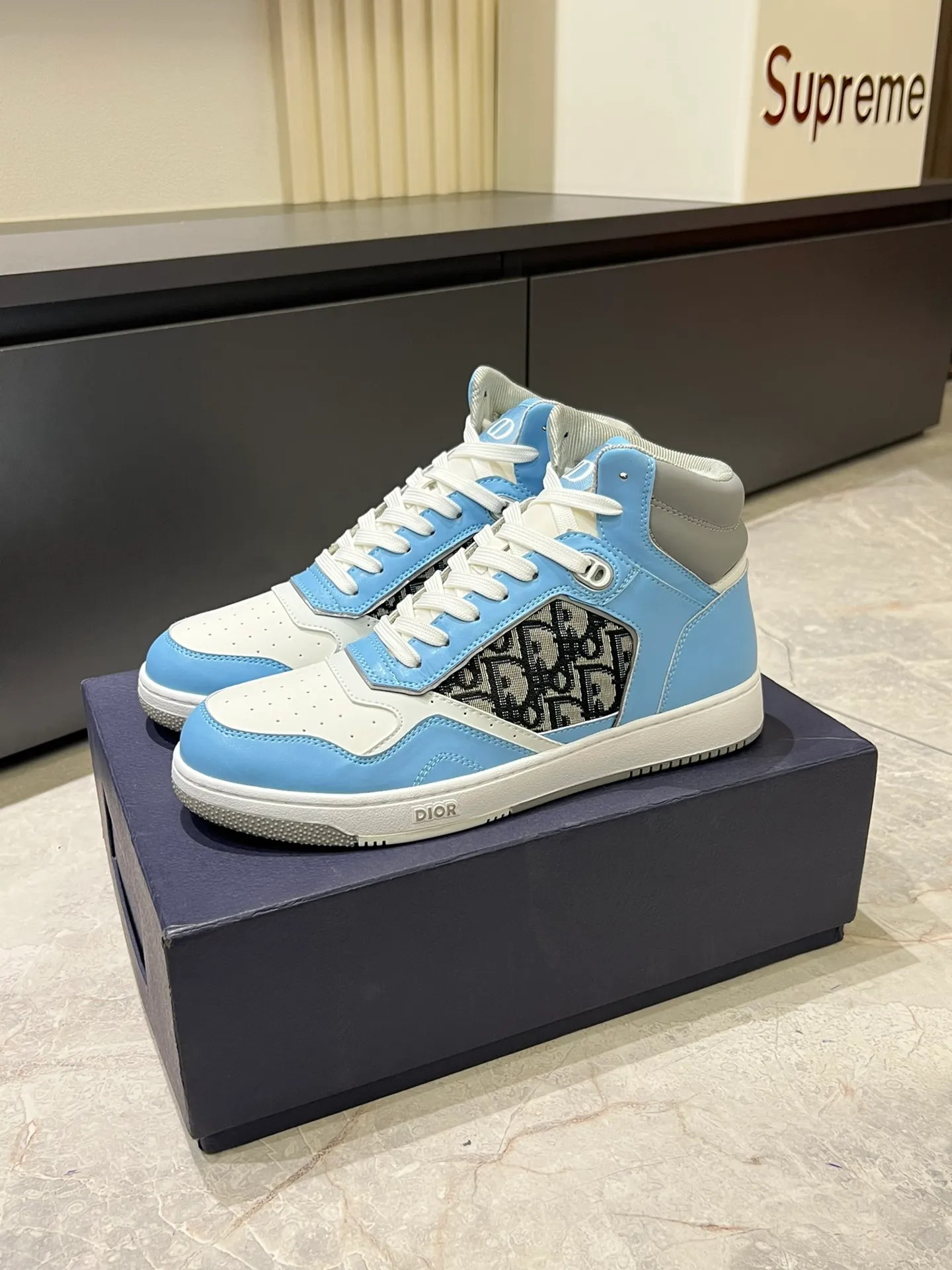 Men's shoes 💰p460 "Dio*" mid-top B27 casual sneakers. This B27 high-top sneaker is a new product in the series and continues Di*r's classic style. Crafted from gray and white smooth calf leather with beige and black Oblique print panels on the sides. The "CD Icon" shaped shoelace eyelets are clever and delicate, and the two-color rubber sole, rear collar and heel are all equipped with the brand's iconic details to enhance the style. Oblique printed straps at the ankle allow for an adjustable fit to complement the overall design. Fashionable and versatile, it can complement any look. Create an exquisite design with unique dynamic vitality and modern atmosphere, presented in low-top and high-top styles. This new must-have shoe adds a new dimension to Dior's archive heritage, embodying modern elegance. Purchase the original version and make it 1:1. If you need top quality, please come to me! Male 38-44!